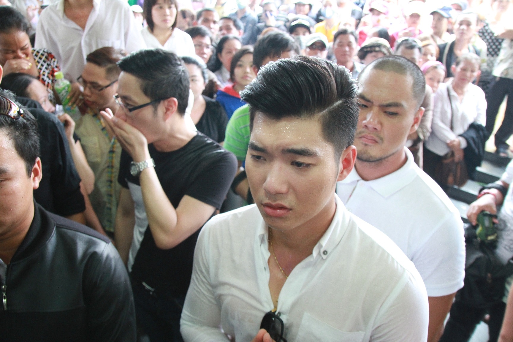 Nam diễn viên Trương Nam Thành cũng có mặt, anh tất bật hỗ trợ gia đình trong lúc tang gia bối rối