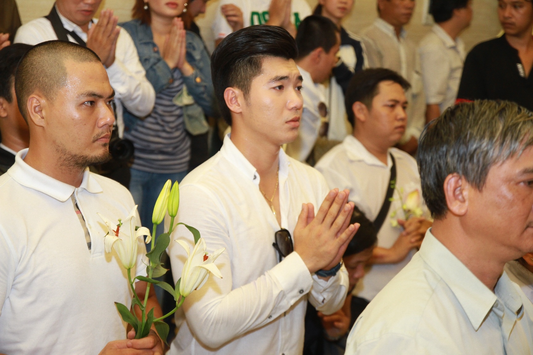 Nam diễn viên Trương Nam Thành cũng có mặt, anh tất bật hỗ trợ gia đình trong lúc tang gia bối rối