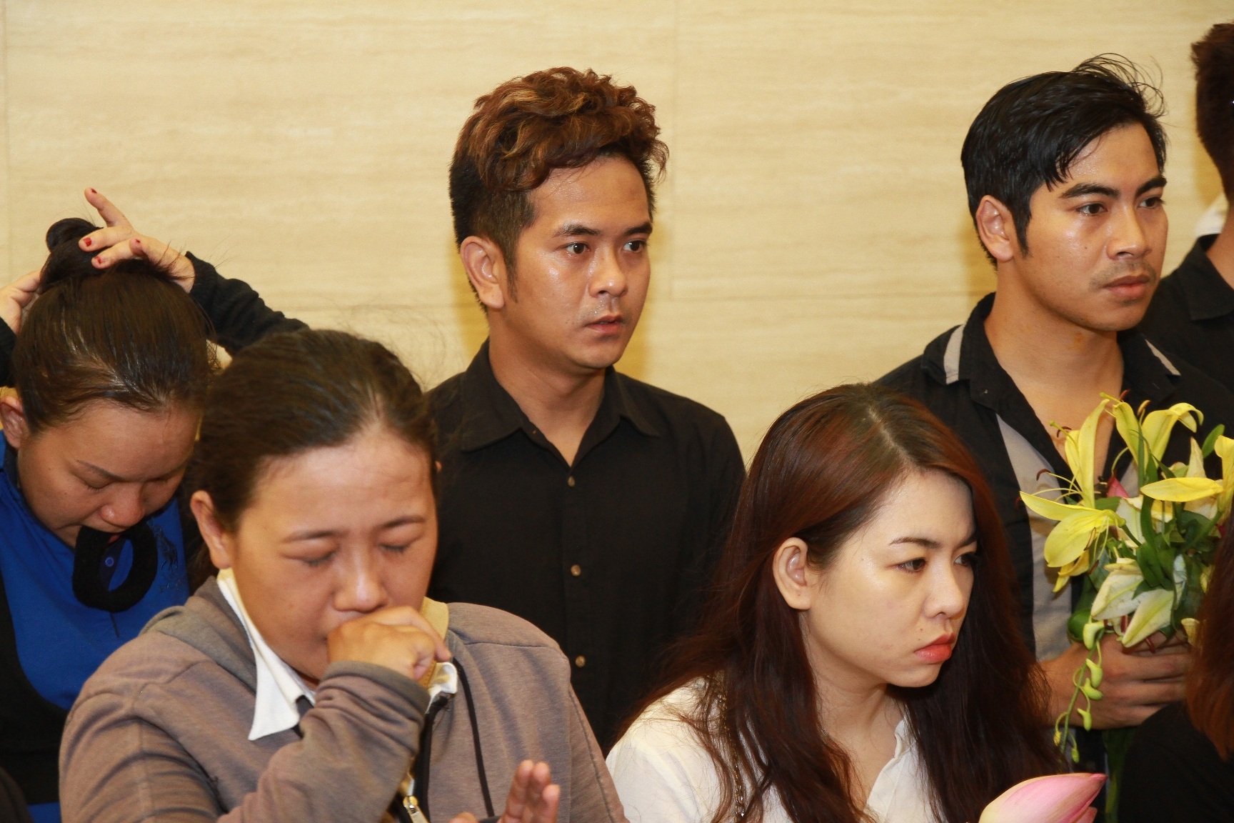 Diễn viên Hùng Thuận và Thanh Bình thẫn thờ trong đám tang Duy Nhân