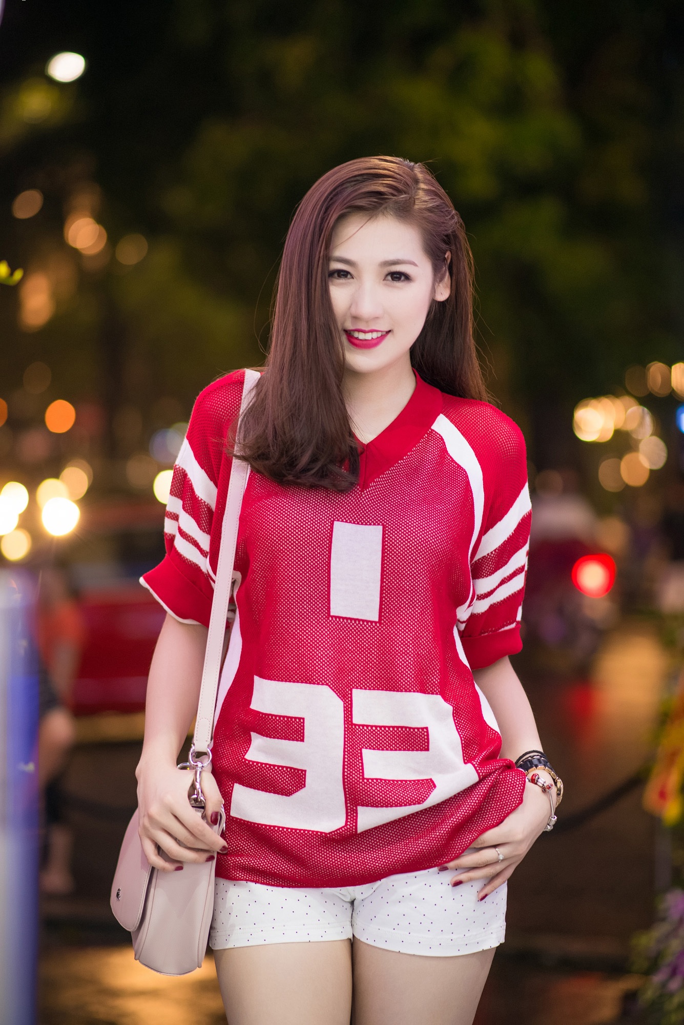 Áo thun đỏ, trắng kết hợp cùng quần trắng chấm bi tạo sự trẻ trung cho Á hậu.