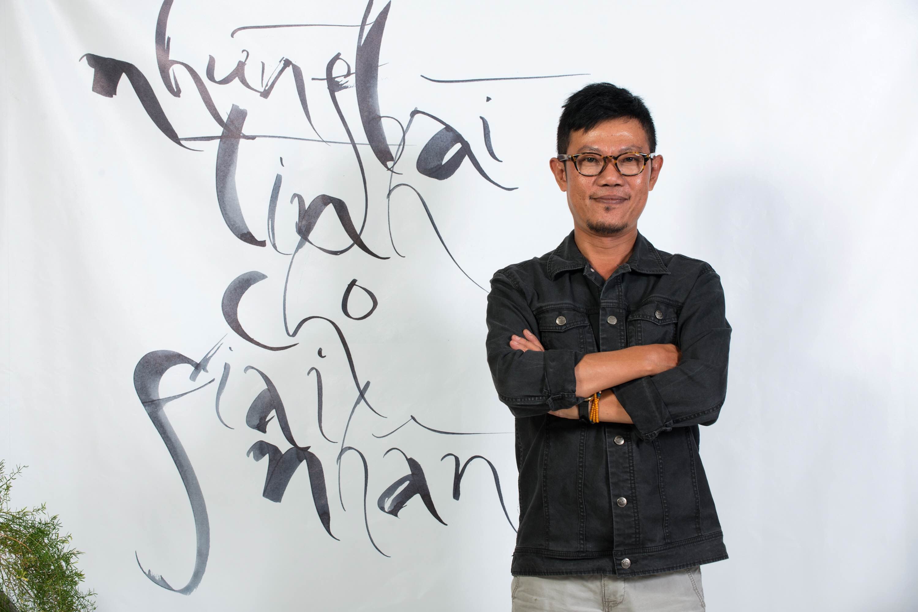 Ký tặng tại backdrop chương trình, dành cho dự án