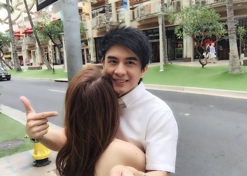 Đan Trường và vợ thắm thiết sau 2 năm chung sống - 3 Thủy Tiên nghịch ngợm và ánh mắt hạnh phúc khi bên chồng