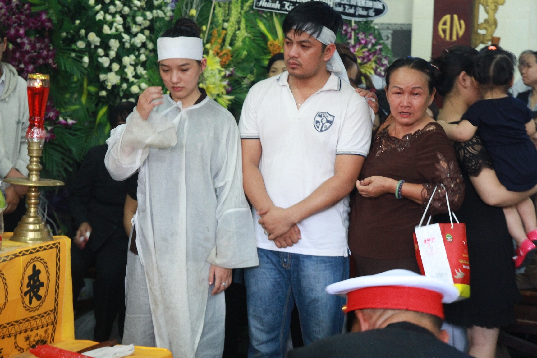 Vợ Duy Nhân nén nỗi đau trước giờ cử hành tang lễ