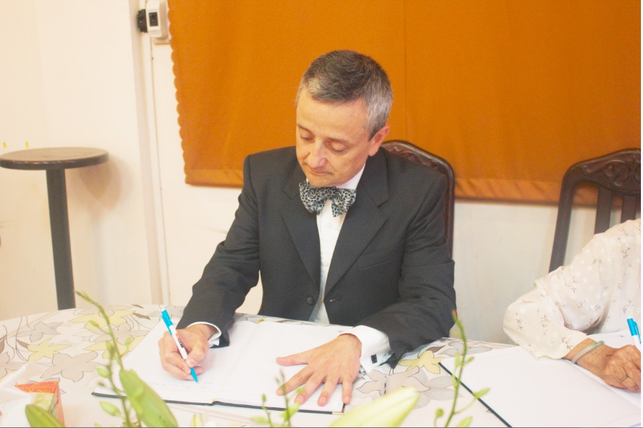 Ông Emmanuel Ly - Batallan viết sổ tang