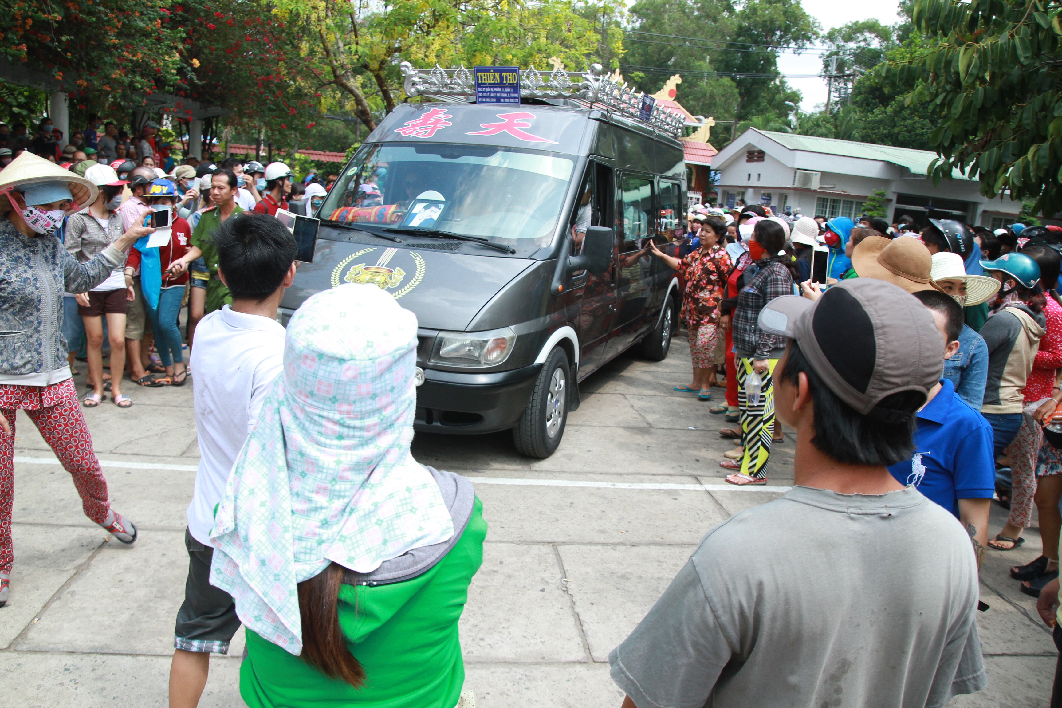 Khán giả cũng theo Duy Nhân đến tận Bình Hưng Hòa, nơi sẽ hỏa táng anh