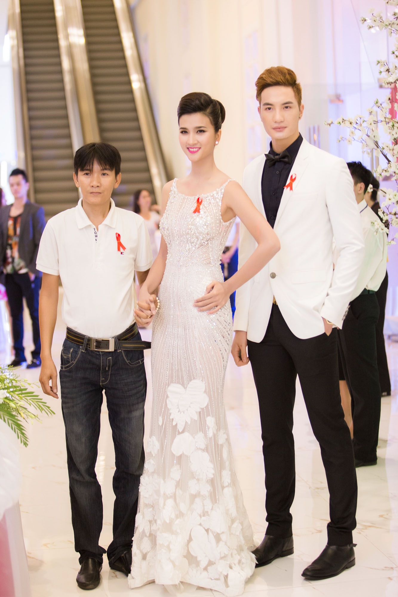 Kim Tuyến không ngại khi nắm tay một người bị bệnh và dẫn vào tham dự chương trình.