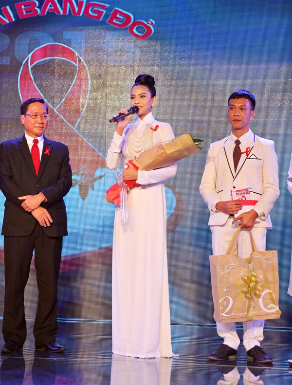 Trương Thị May bất ngờ khi được xướng tên nhận giải thưởng của chương trình.