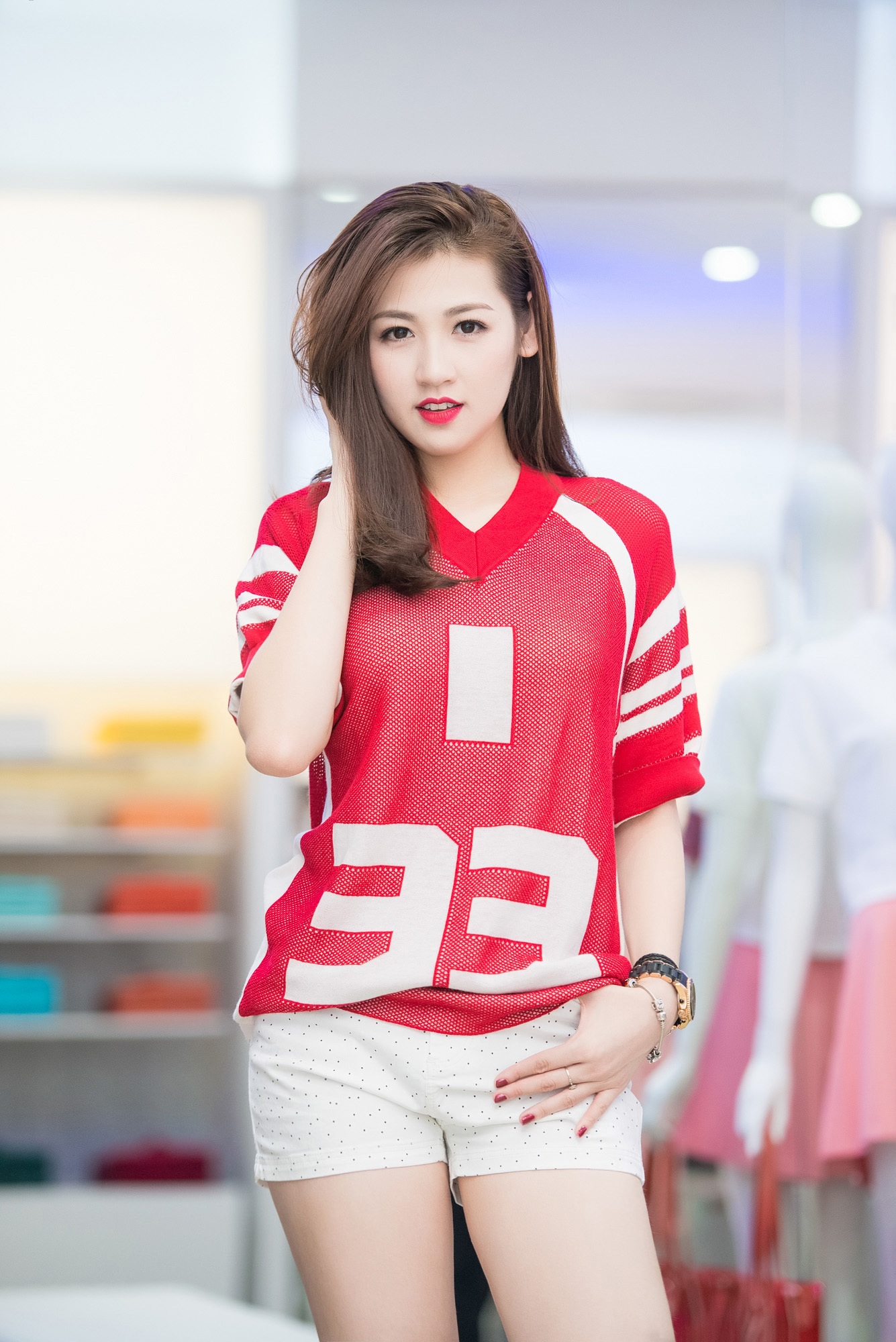 Áo thun đỏ, trắng kết hợp cùng quần trắng chấm bi tạo sự trẻ trung cho Á hậu.