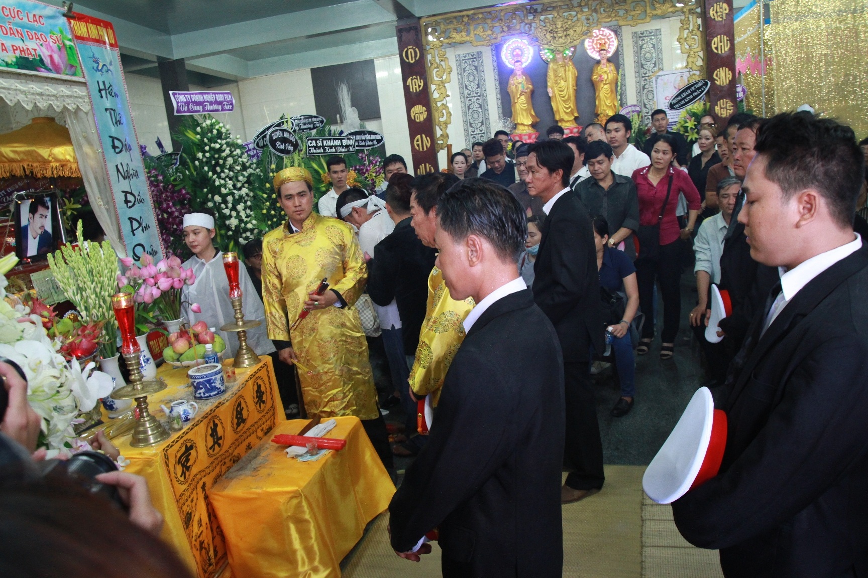 ...Và bật khóc khi nhìn di ảnh của chồng