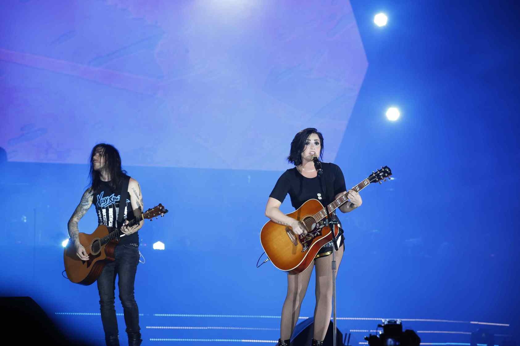 Demi Lovato bùng cháy cùng khán giả Việt - 3 Ngay trước khi hát ca khúc