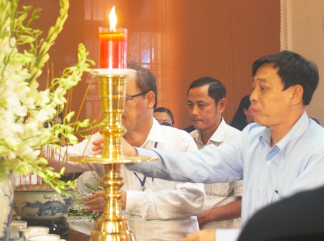 Ông Nguyễn Thanh Tùng, Phó chánh văn phòng UBND thành phố Hồ Chí Minh ghi sổ tang