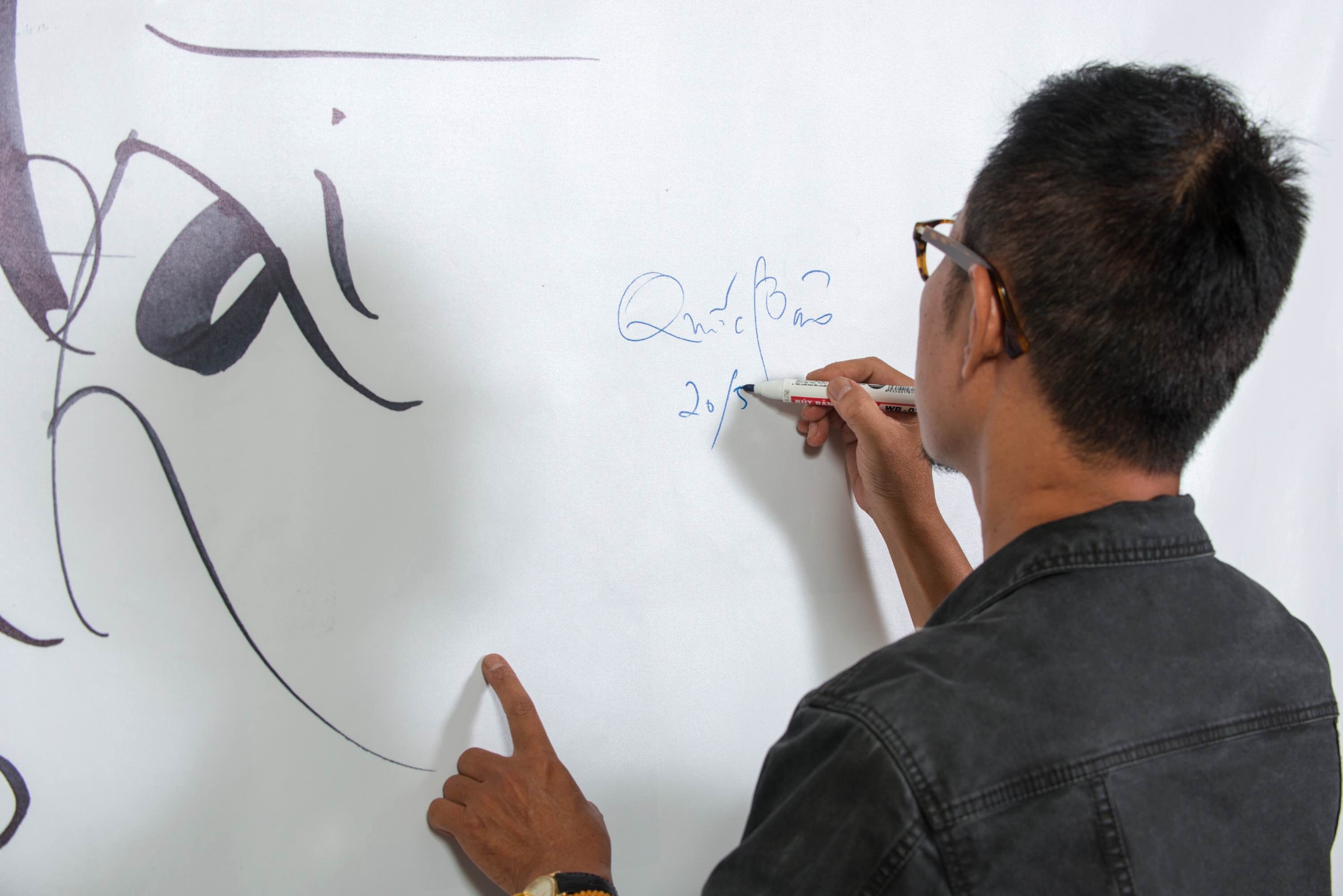 Nhạc sĩ Quốc Bảo ký kỷ niệm tại chương trình.