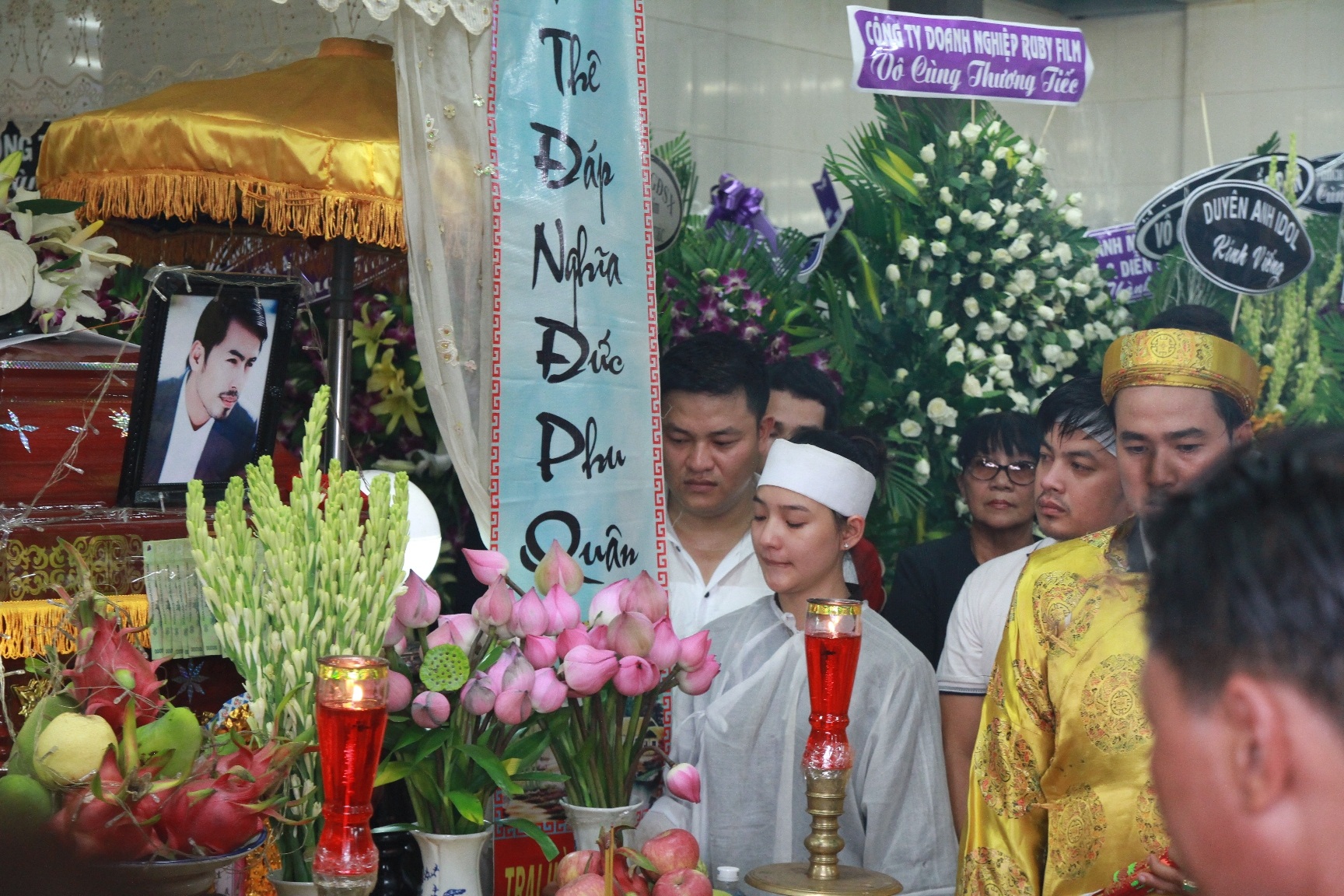 ...Và bật khóc khi nhìn di ảnh của chồng