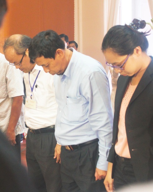 Ông Nguyễn Thanh Tùng, Phó chánh văn phòng UBND thành phố Hồ Chí Minh ghi sổ tang