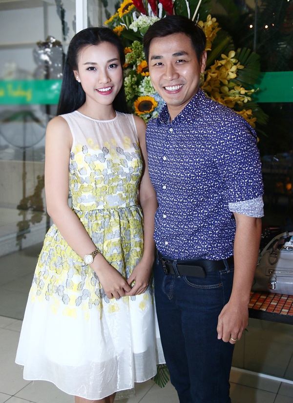 Hai MC của Hòa âm ánh sáng là Nguyên Khang và Hoàng Oanh cũng có mặt chung vui với Đông Nhi. 