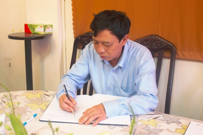 Ông Nguyễn Thanh Tùng, Phó chánh văn phòng UBND thành phố Hồ Chí Minh ghi sổ tang