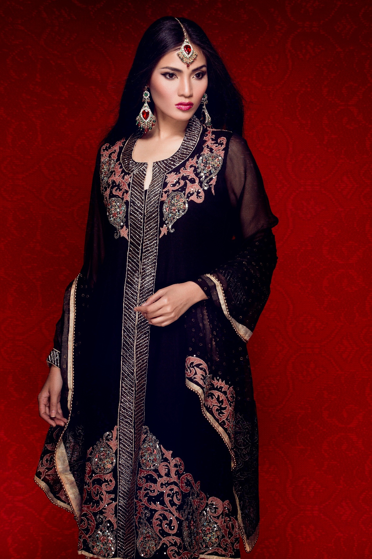 Trong bộ ảnh này, Trương Thị May luôn toát lên sự thu hút bí ẩn