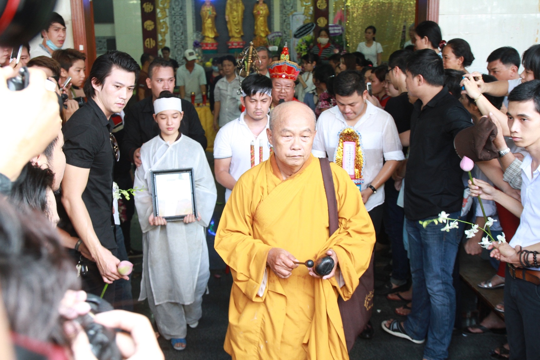 Kiều Oanh nhợt nhạt thần sắc, gương mặt như người vô hồn khi cầm trong tay di ảnh của chồng