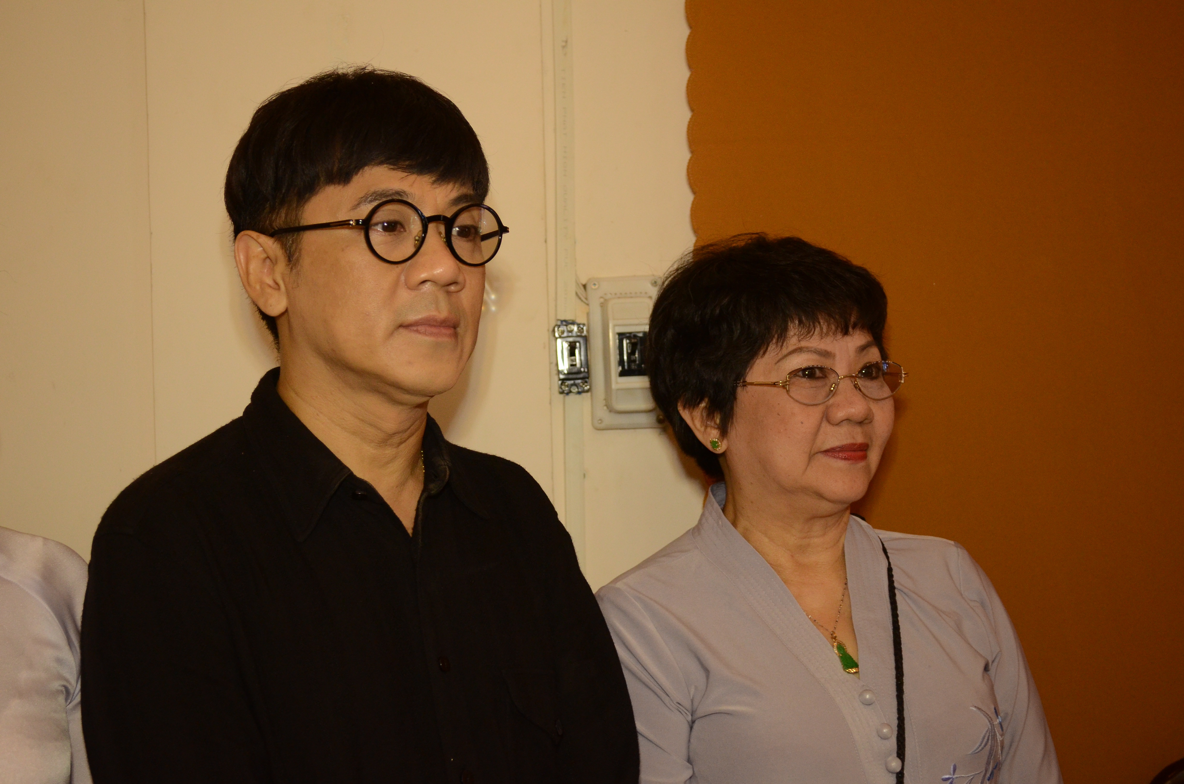 Ông Nguyễn Thanh Tùng, Phó chánh văn phòng UBND thành phố Hồ Chí Minh ghi sổ tang