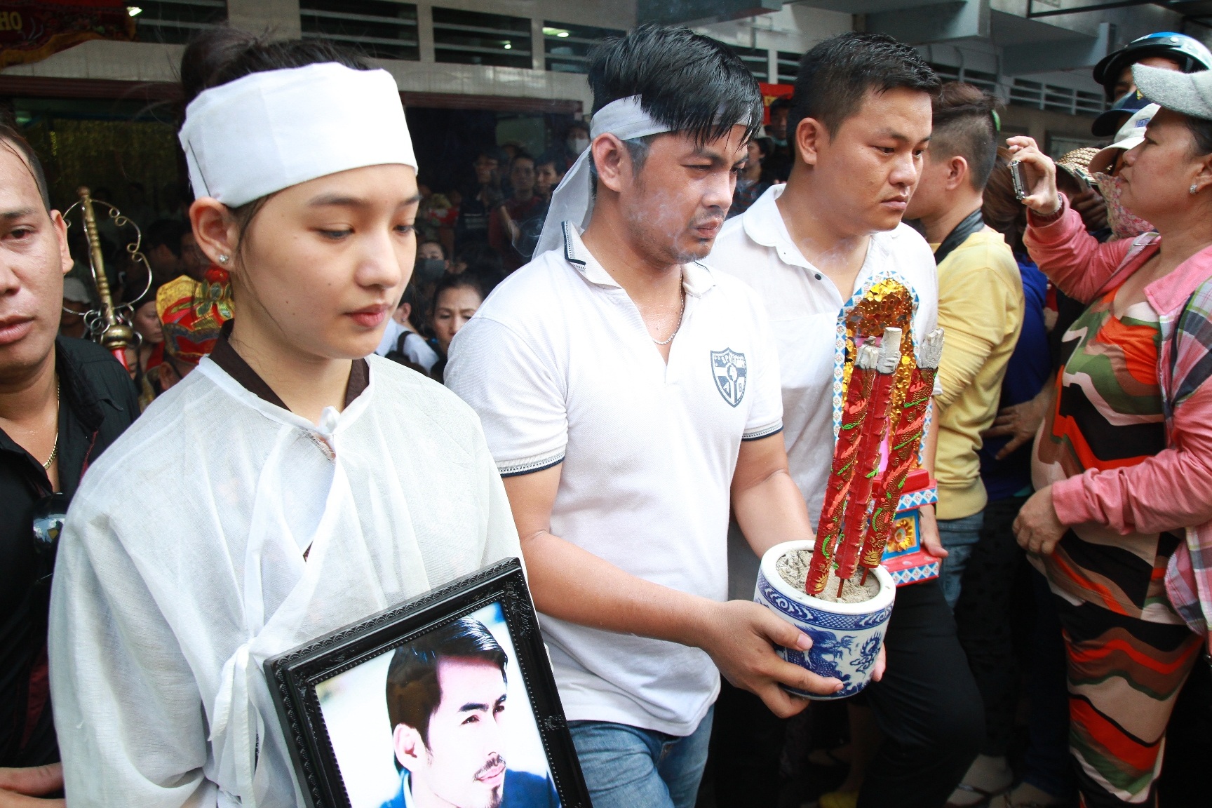 Kiều Oanh nhợt nhạt thần sắc, gương mặt như người vô hồn khi cầm trong tay di ảnh của chồng