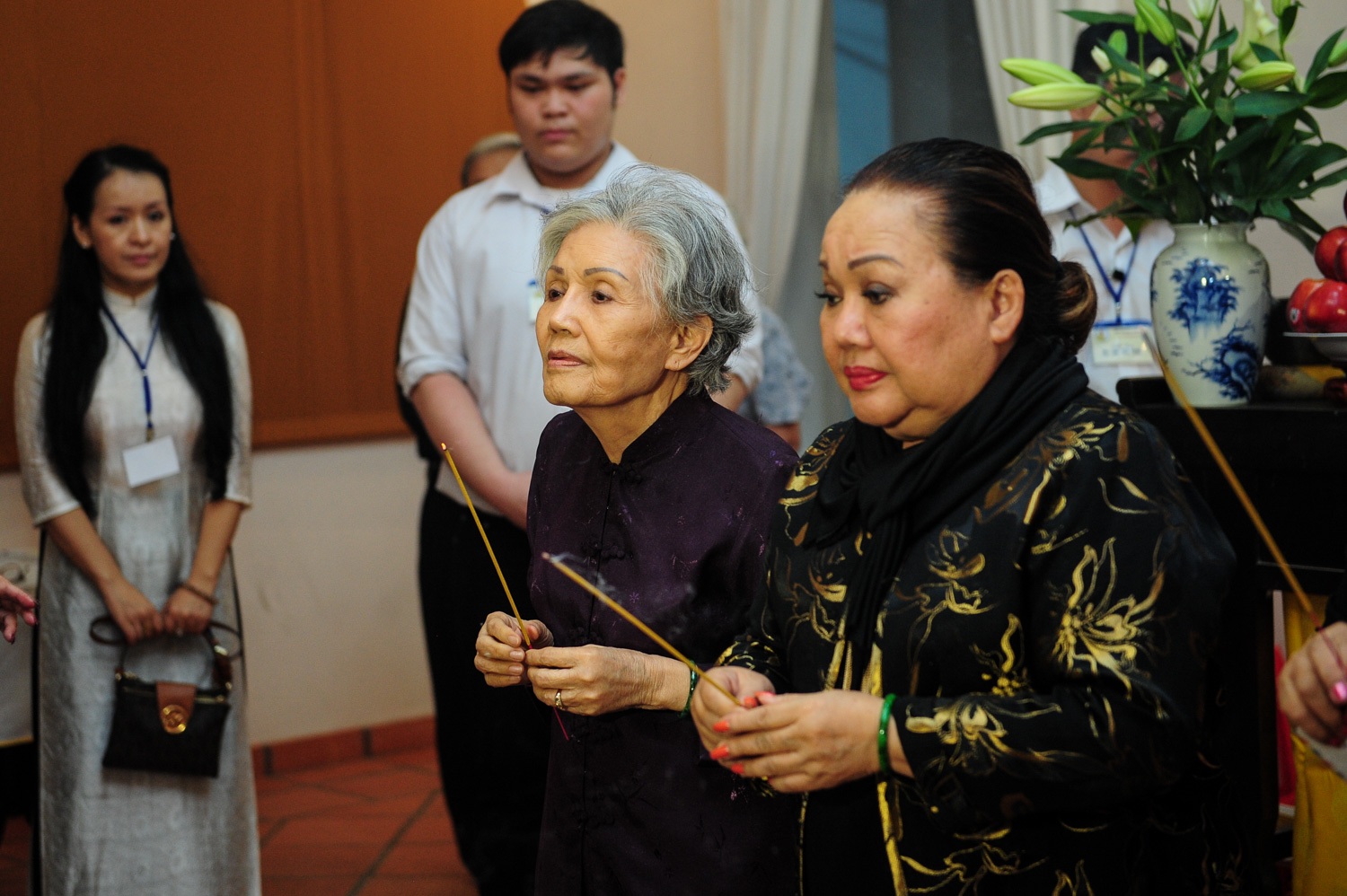 Ông Nguyễn Thanh Tùng, Phó chánh văn phòng UBND thành phố Hồ Chí Minh ghi sổ tang