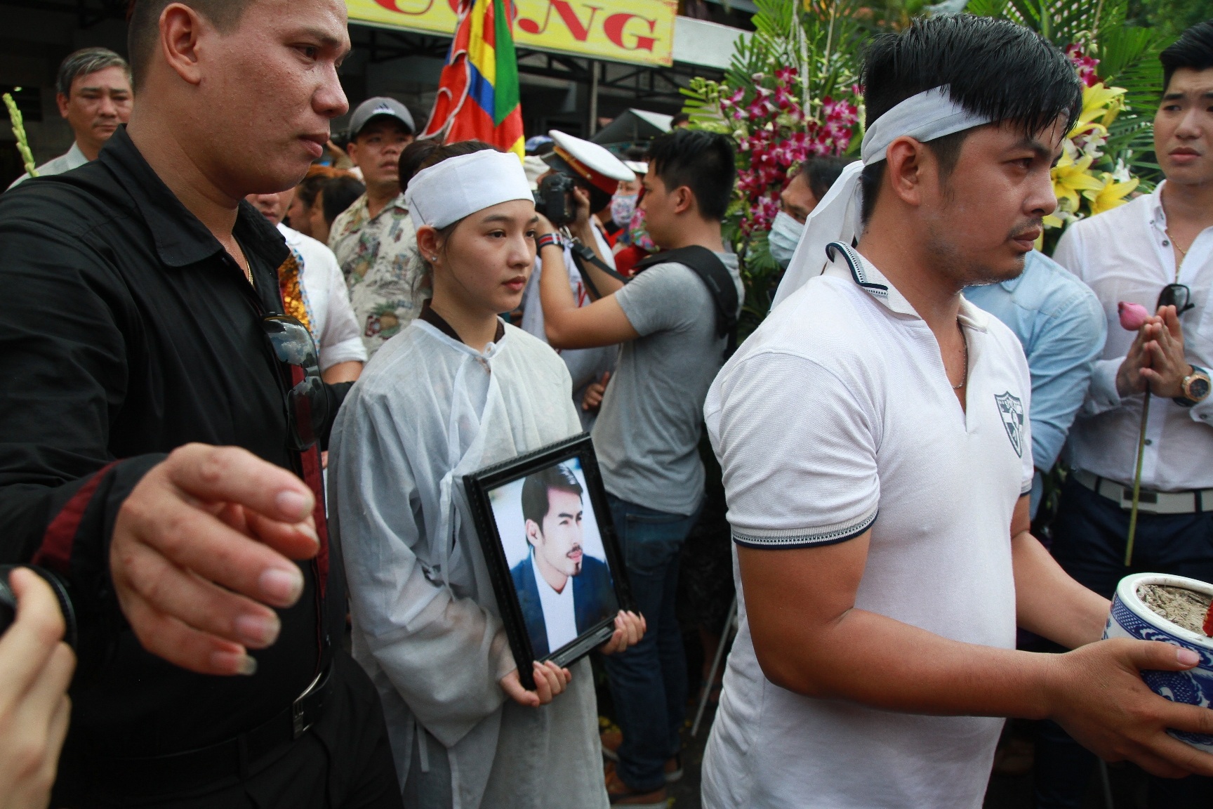 Kiều Oanh nhợt nhạt thần sắc, gương mặt như người vô hồn khi cầm trong tay di ảnh của chồng