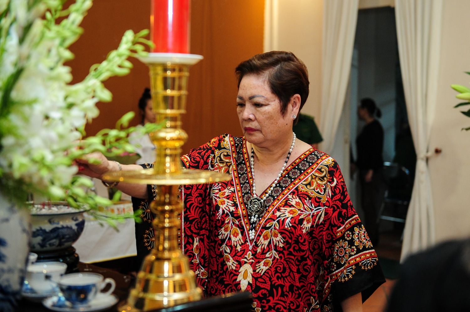 Mẹ của ca sĩ Ngọc Sơn cũng đến viếng GS Trần Văn Khê