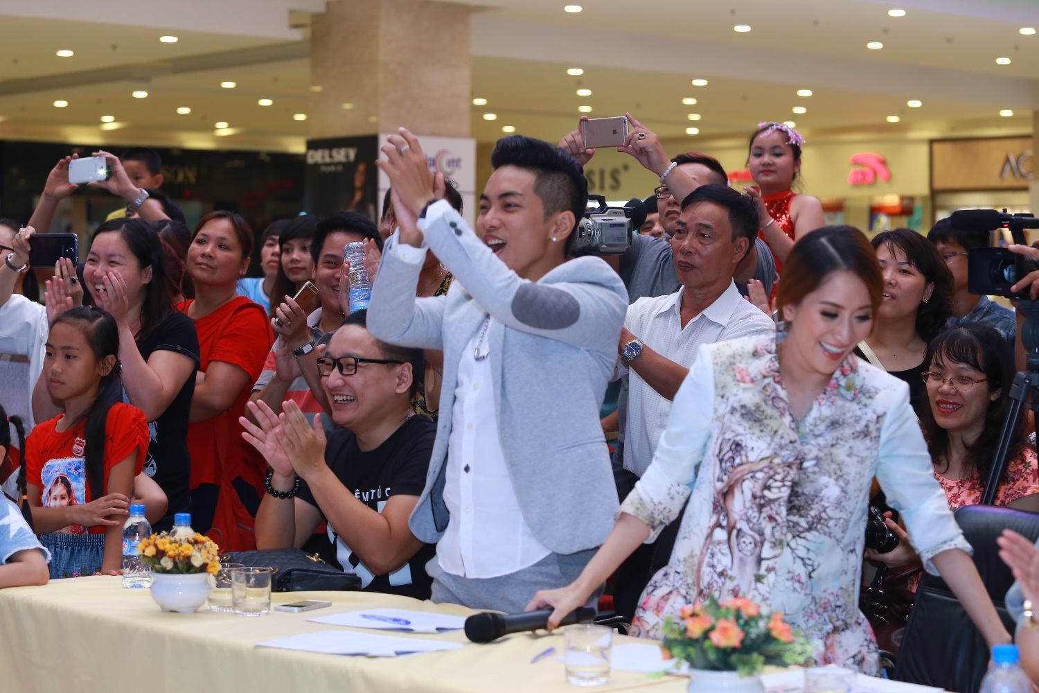 Quá phấn khích với các phần thi, anh đứng lên vỗ tay khen ngợi...