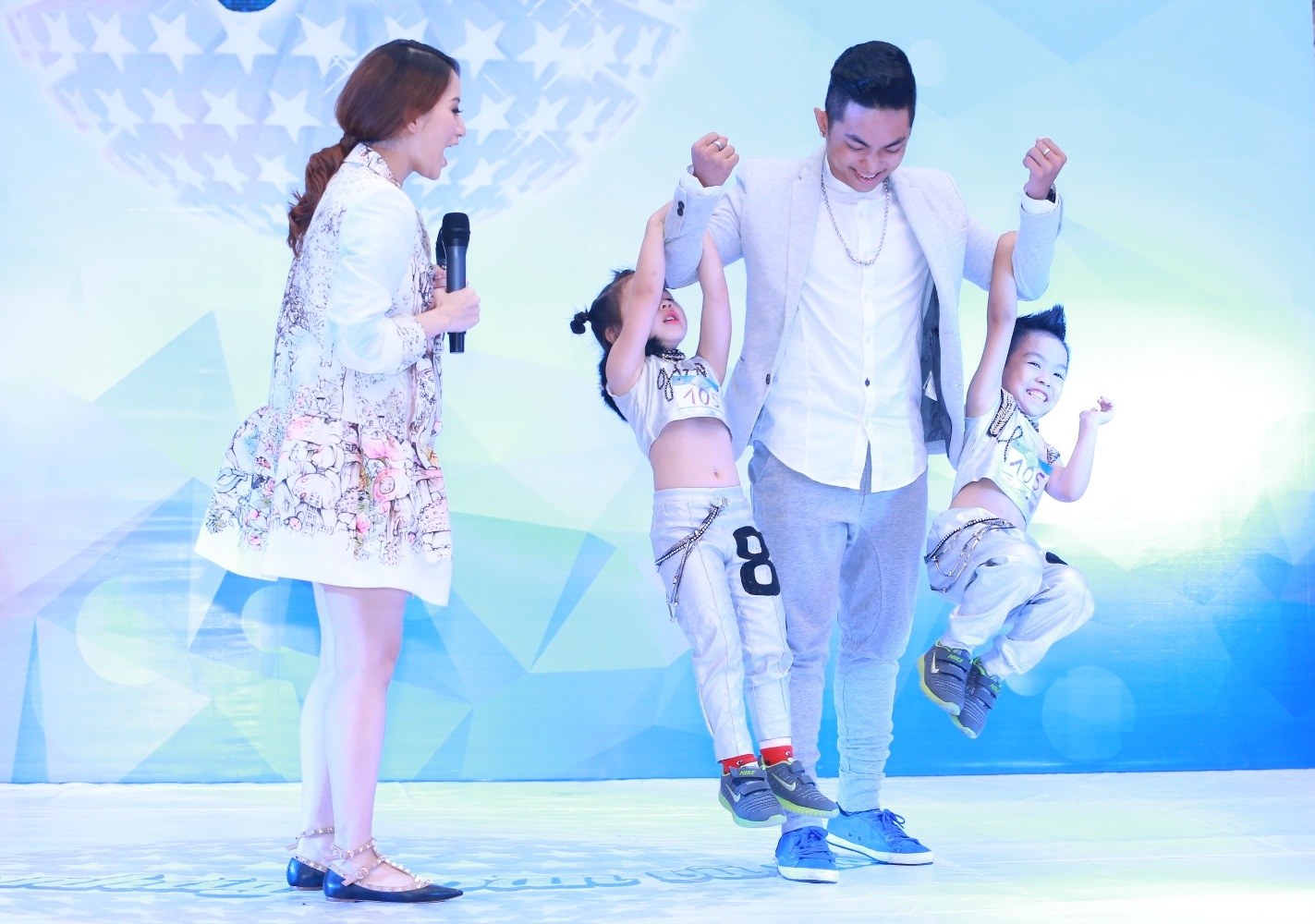 Thậm chí, cả 2 lên sân khấu để thị phạm và giao lưu cùng các bé vì sự đáng yêu và tài năng. 