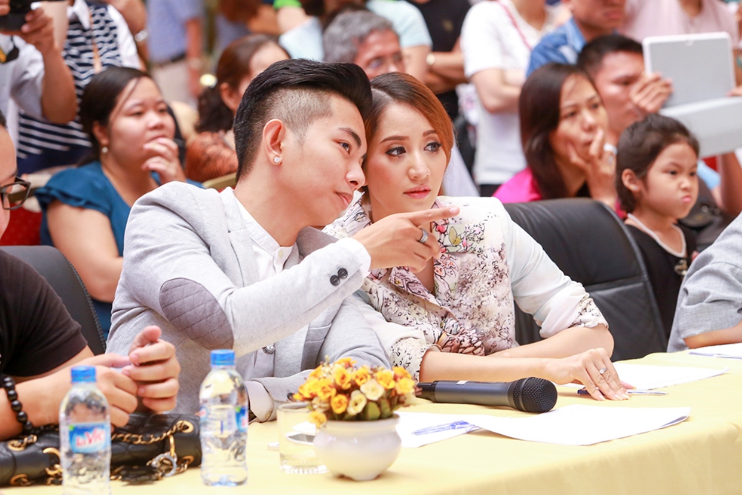 Khánh Thi và Phan Hiển trao đổi trên bàn giám khảo