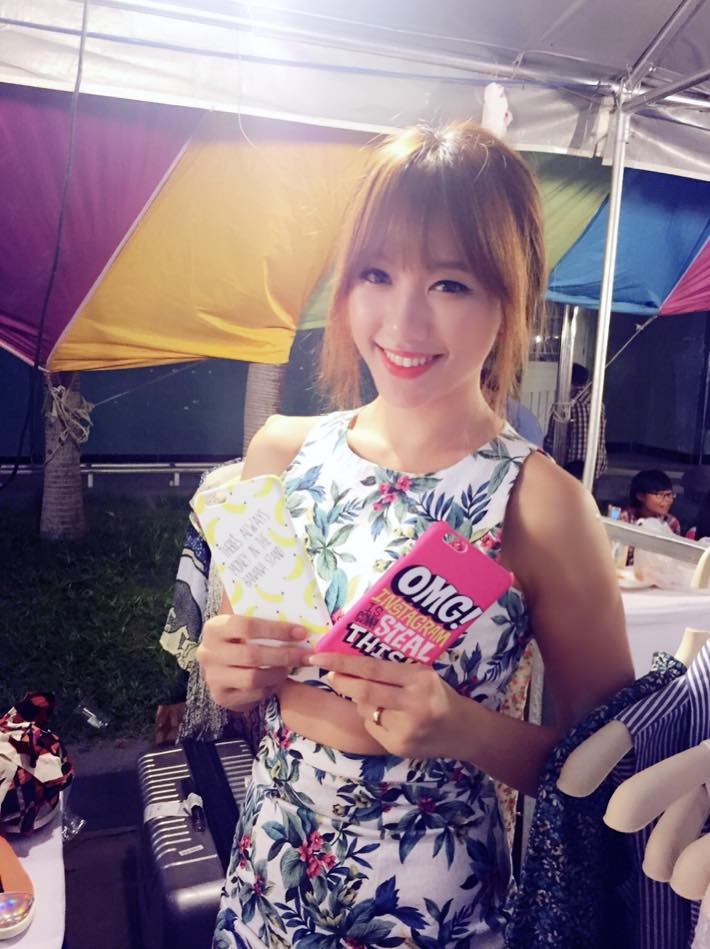 Hari Won trẻ trung và luôn thường trực nụ cười tươi tắn trên môi. 