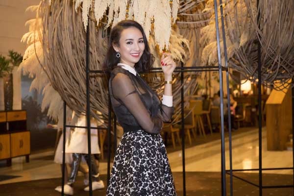 Hoa hậu Ngọc Diễm làm MC xinh đẹp - 4 Người đẹp tự tin tạo dáng trước ống kính