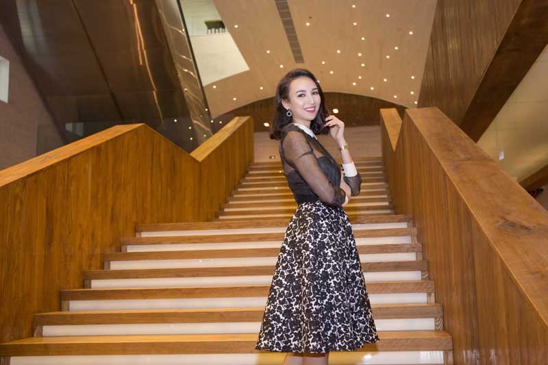 Hoa hậu Ngọc Diễm làm MC xinh đẹp - 5 Người đẹp tự tin tạo dáng trước ống kính