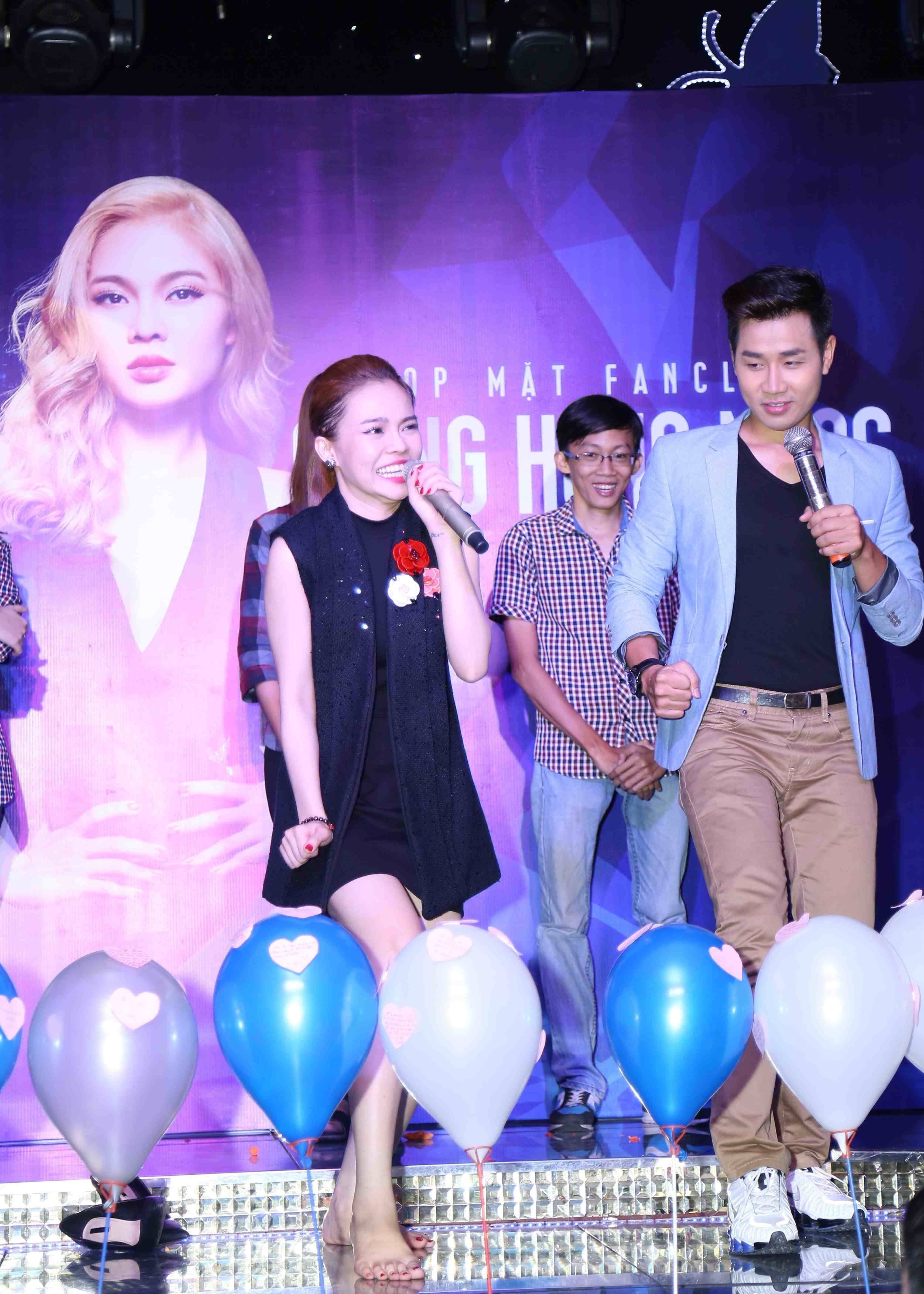 Cô không ngại đi chân trần để tham gia trò chơi cùng khán giả