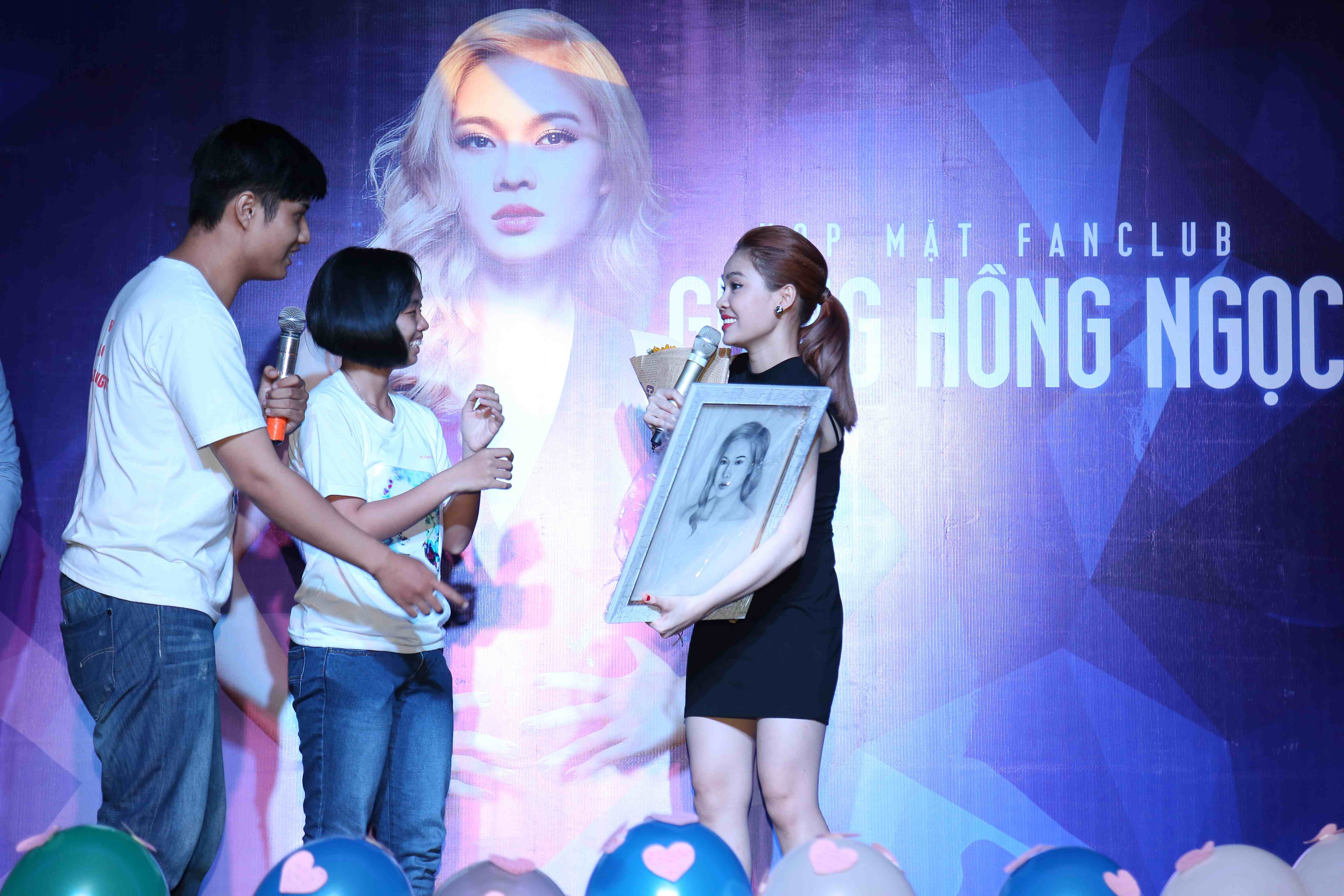 Cô không ngại đi chân trần để tham gia trò chơi cùng khán giả