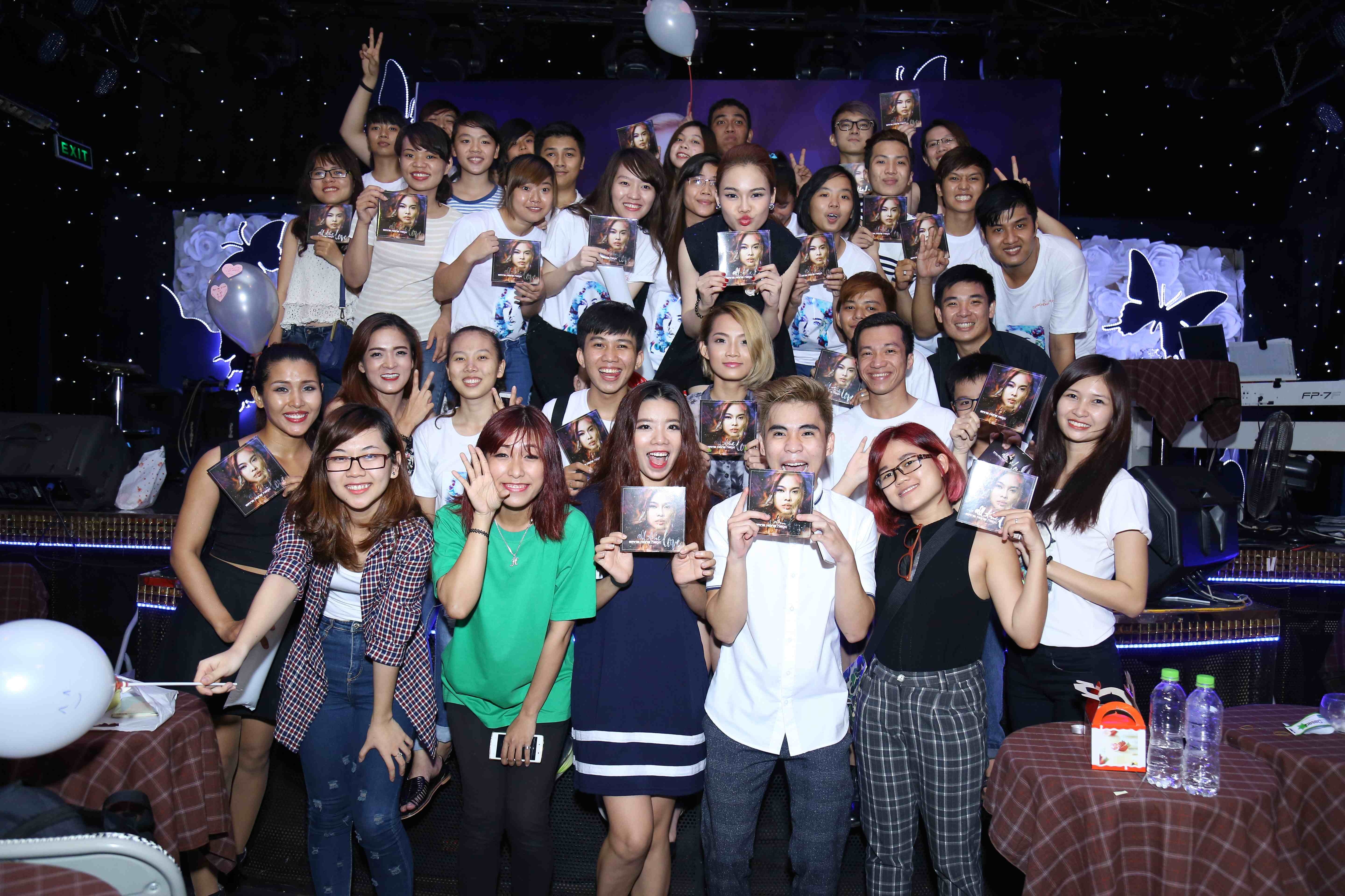 Vỡ òa niềm vui và hạnh phúc với fan
