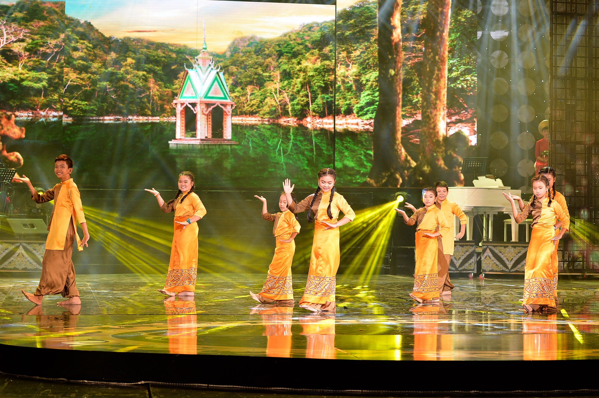 Các bé nhỏ cùng cô giáo Cẩm Ly và 2 con gái xinh xắn của mình tham gia trong điệu múa