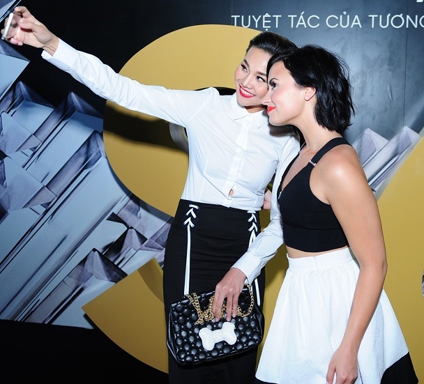 Demi Lovato cùng dàn “sao Việt khủng” hội ngộ tại lễ hội âm nhạc dã ngoại 2015 - 4 Demi chụp ảnh lưu niệm cùng siêu mẫu Thanh Hằng.