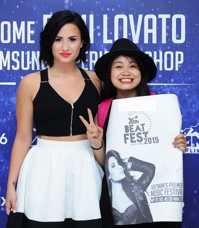 Một fan Việt hào hứng khi chụp ảnh cùng thần tượng Demi Lovato.