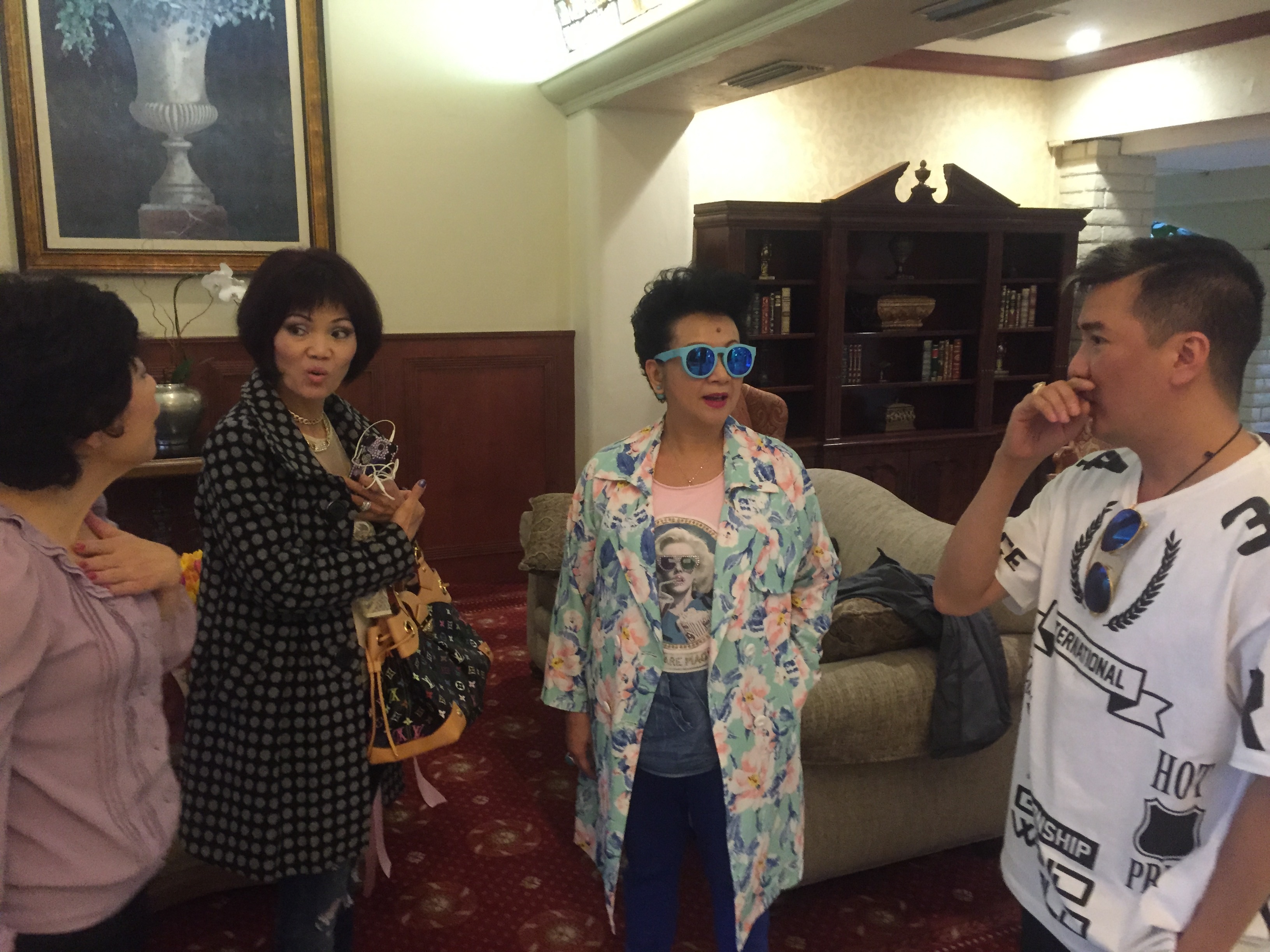 HLV Đàm Vĩnh Hưng đã chủ động đến chào hỏi Tiết Gia Yến