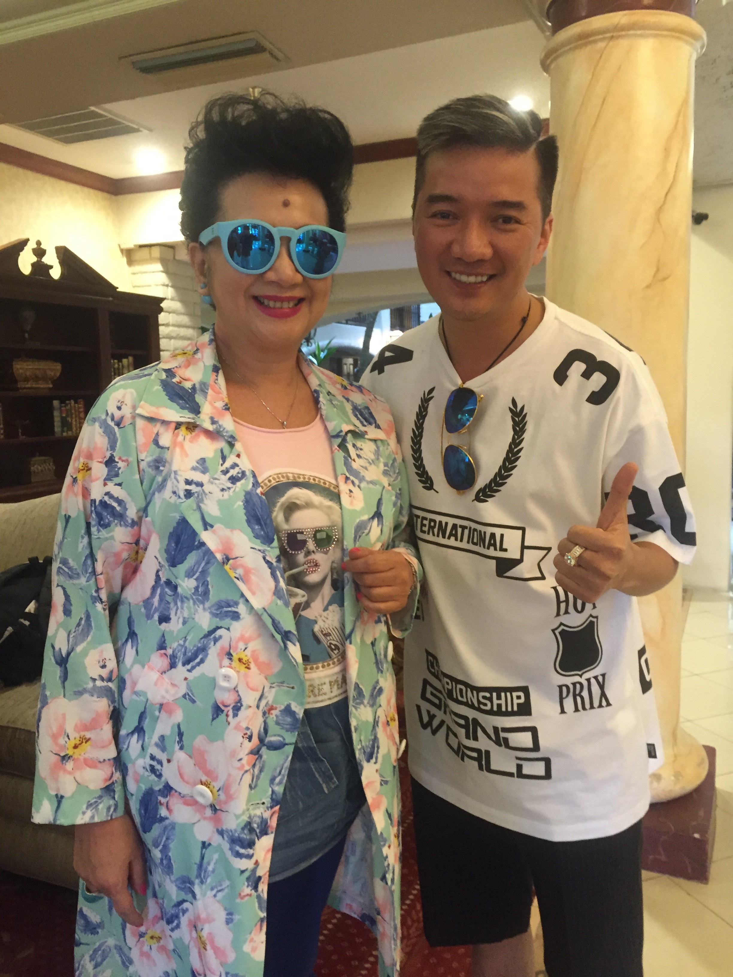 Mr. Đàm chụp hình kỷ niệm cùng diễn viên Tiết Gia Yến.