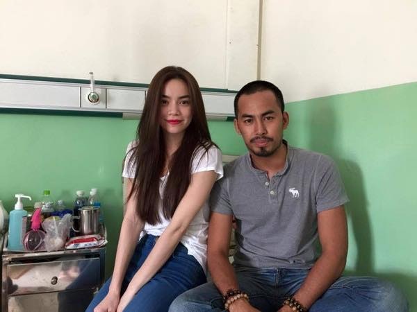 Nghệ sĩ tiếc thương sự ra đi của Duy Nhân - 1 Hình ảnh Hồ Ngọc Hà đến thăm Duy Nhân khi anh vừa điều trị trong bệnh viện
