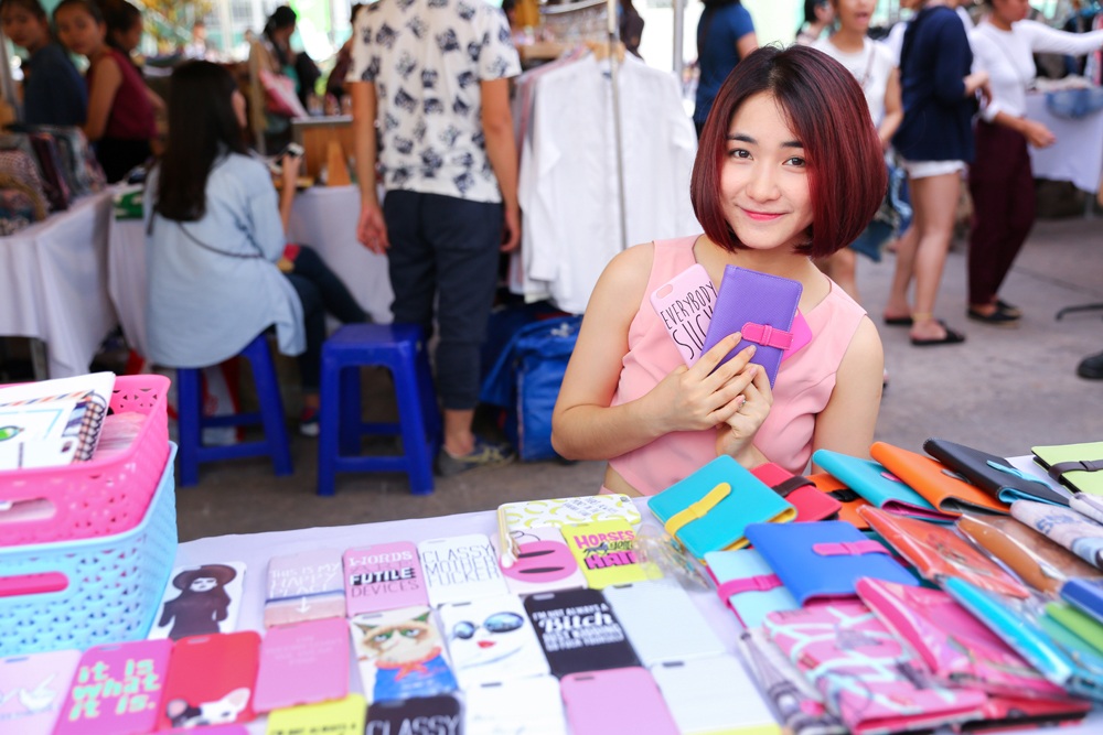 Hòa Minzi rất hào hứng với phụ kiện trẻ trung dành cho điện thoại.