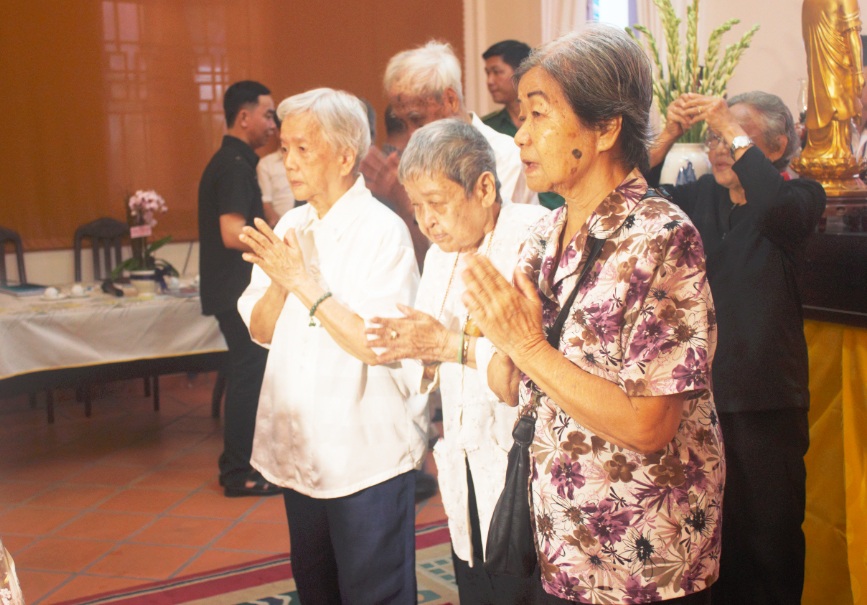 Cụ bà năm nay đã 90 nhưng bà vẫn tự tay mình ghi sổ tang bằng bàn tay run run. 