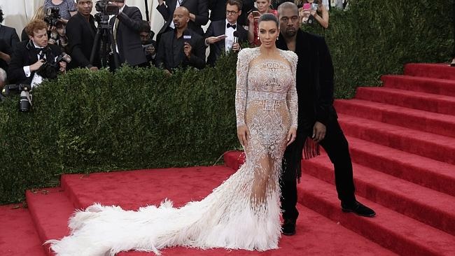 Kim siêu vòng ba phát khóc khi nghe chồng tư vấn thời trang - 3 Kim và Kanye trong trang phục của Roberto Cavalli tại Met Ball.
