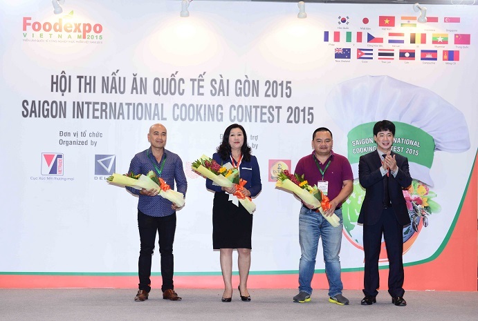 Ông Tạ Hoàng Linh – Đại diện Cục Xúc tiến thương mại trao hoa cho Bam giám khảo của cuộc thi