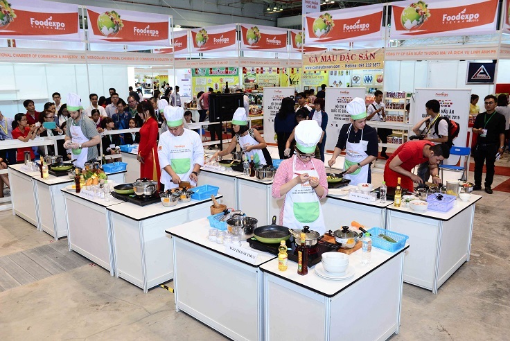 Ông Tạ Hoàng Linh – Đại diện Cục Xúc tiến thương mại trao hoa cho Bam giám khảo của cuộc thi