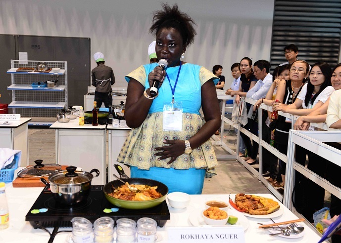 Một thí sinh trình bày về món ăn của mình với Ban giám khảo.