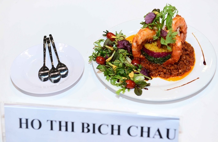 Một thí sinh trình bày về món ăn của mình với Ban giám khảo.