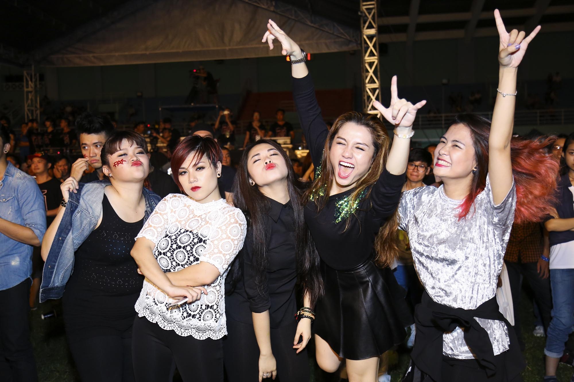 Đông đảo các bạn bè nghệ sĩ cũng cuồng nhiệt cùng rock với Anh Khoa